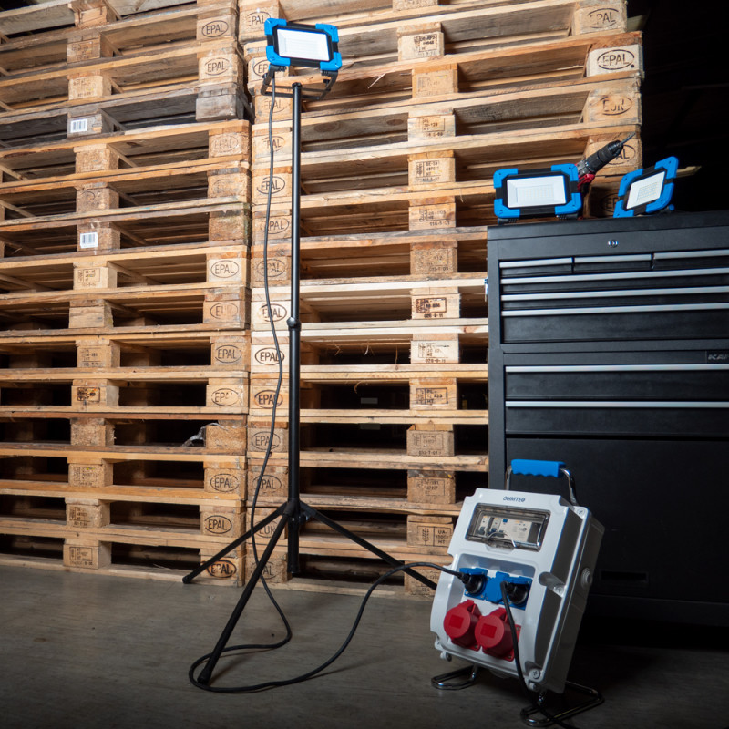 Projecteur de chantier led rechargeable avec mât télescopique (1,40m) de  7700 lumens - MULTI BATTERY 6500