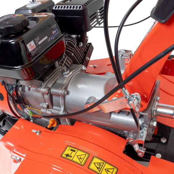 Motoculteur motobineuse thermique essence 8CV - 223cc à engrenages + 8 fraises + 2 roues + buteur + charrue + arracheuse